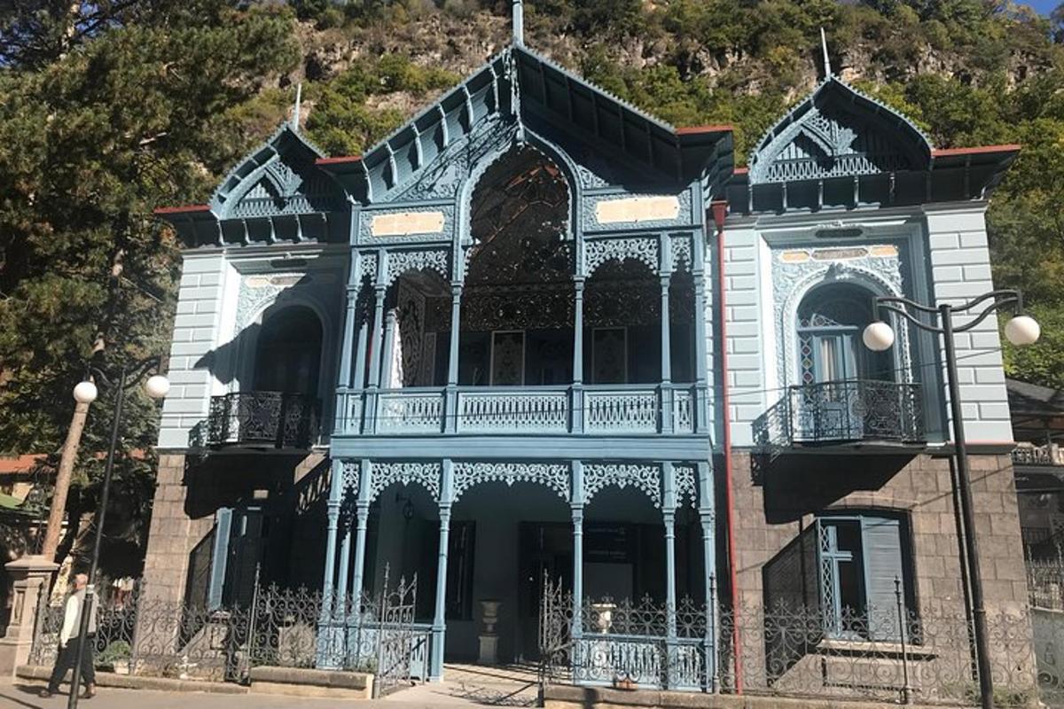 modrobílá budova s balkonem
