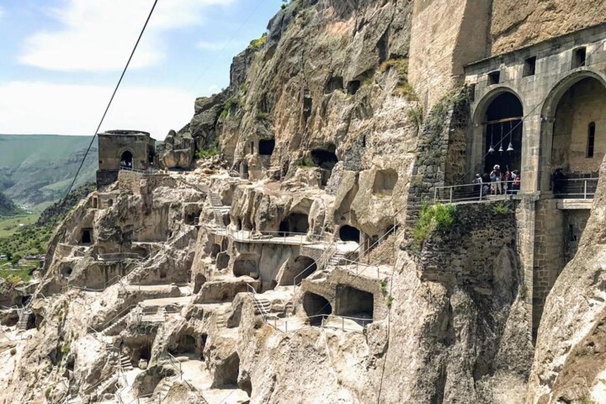 bir dağın yamacında bir balkonda duran insanlar