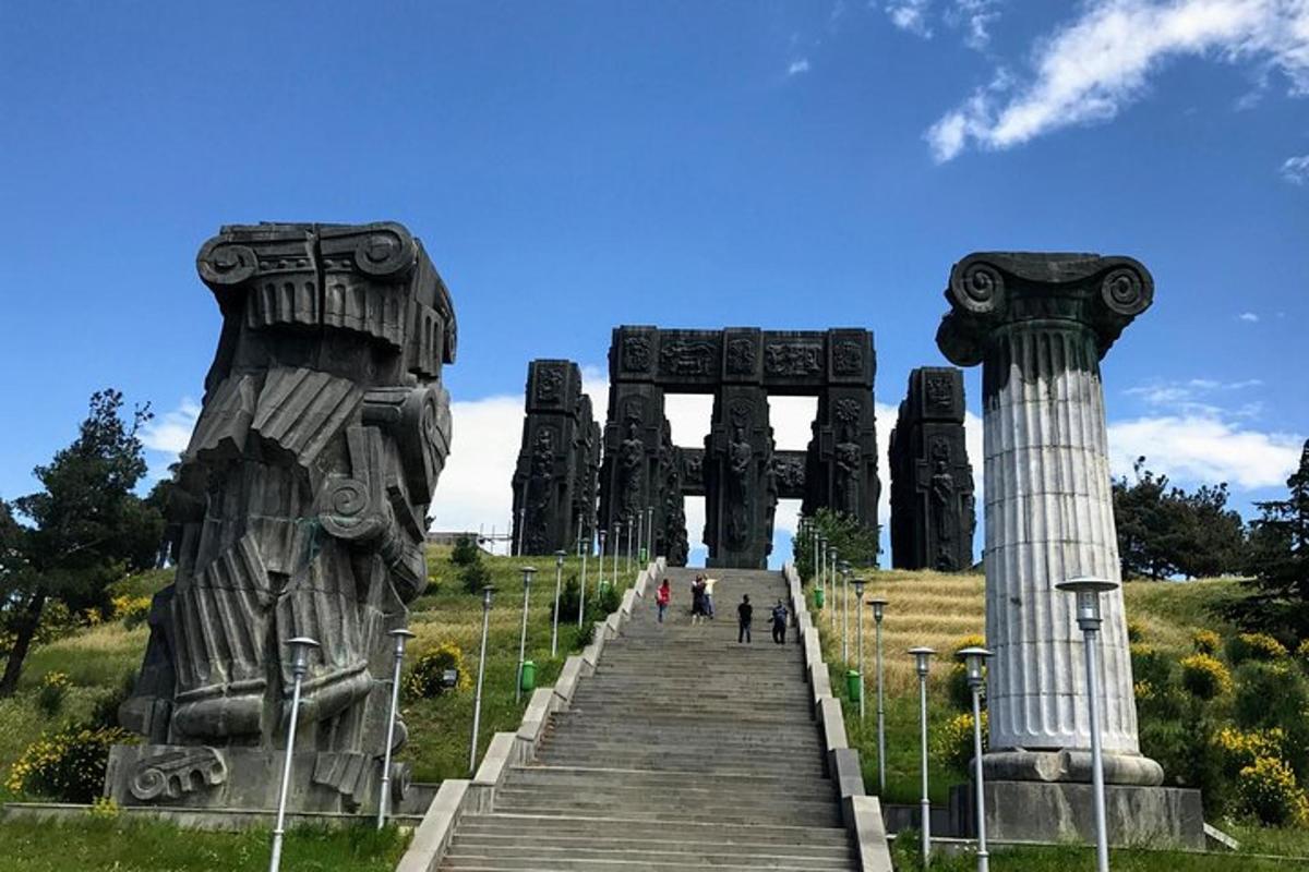 tangga menuju monumen dengan dua kolom