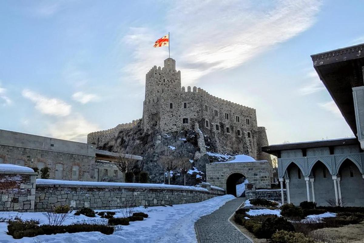 hrad s vlajkou na vrcholu