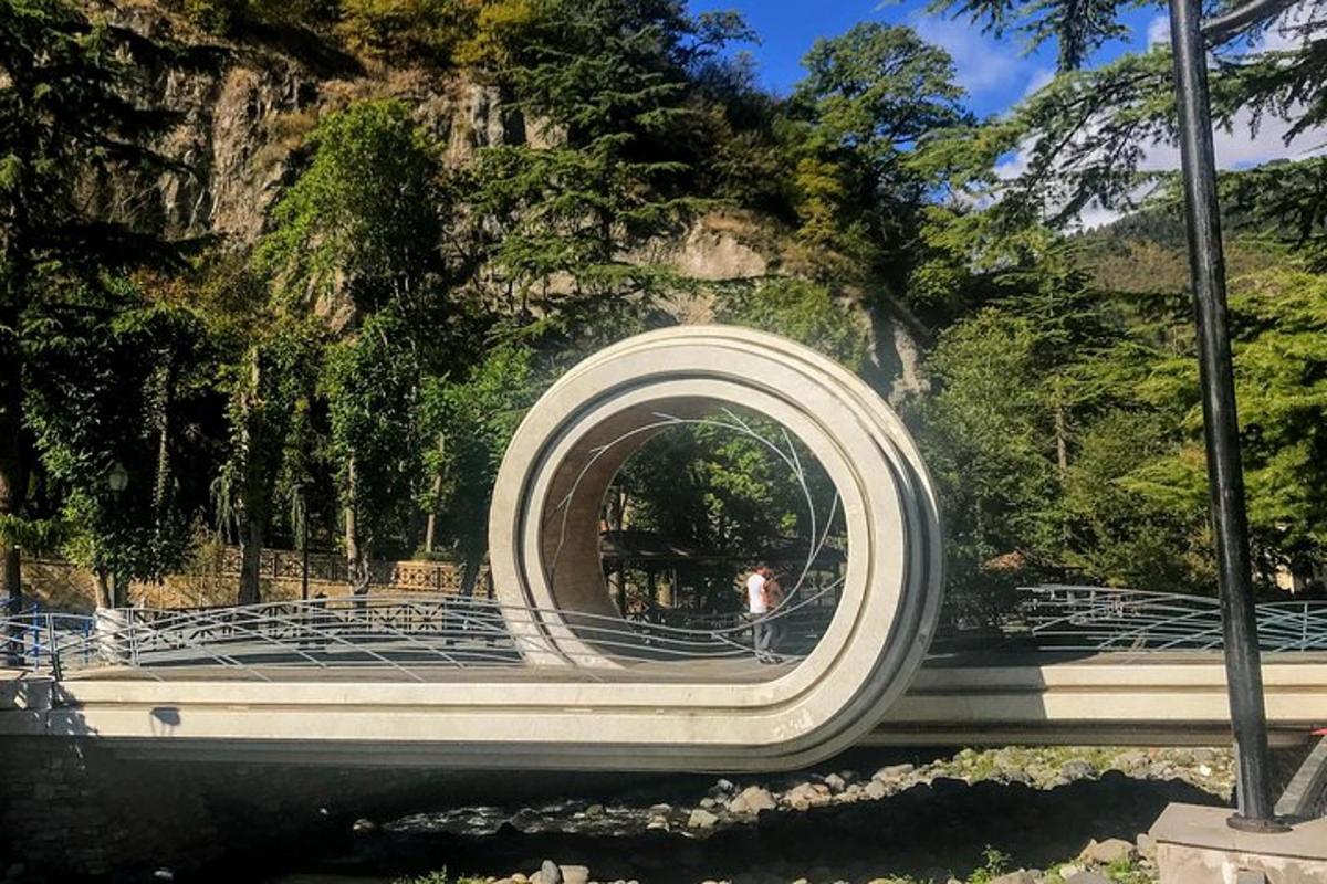 ein Gebäude mit einem Tunnel am Straßenrand