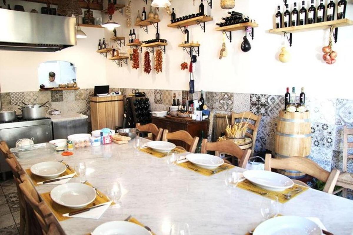 una sala da pranzo con un tavolo con sopra dei piatti