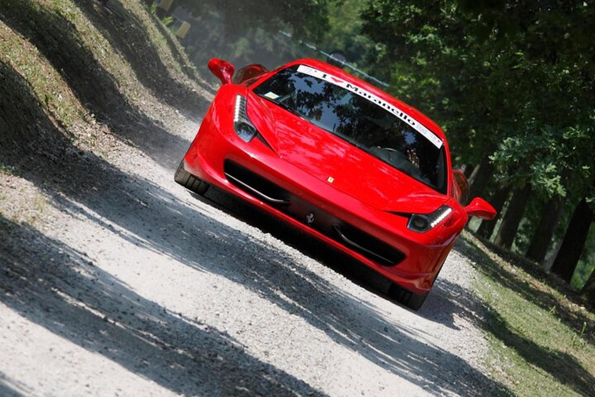 červené auto jedoucí po nezpevněné cestě