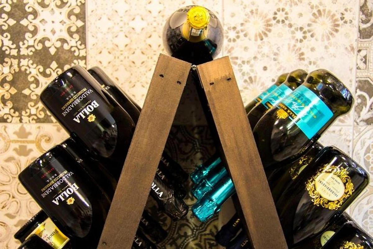 un gruppo di bottiglie di vino appoggiate su un tavolo