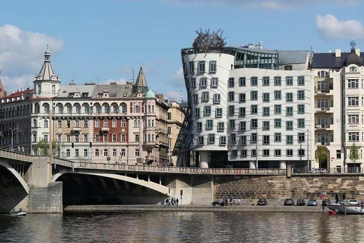 eine Brücke über einen Fluss mit Gebäuden und einer Stadt