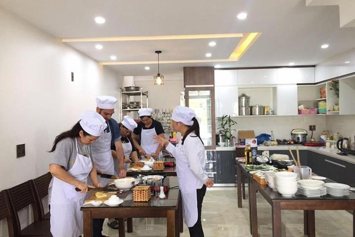 un grup de persones a la cuina preparant menjar