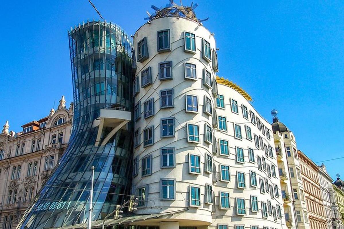 un edificio alto con una torre di vetro in cima