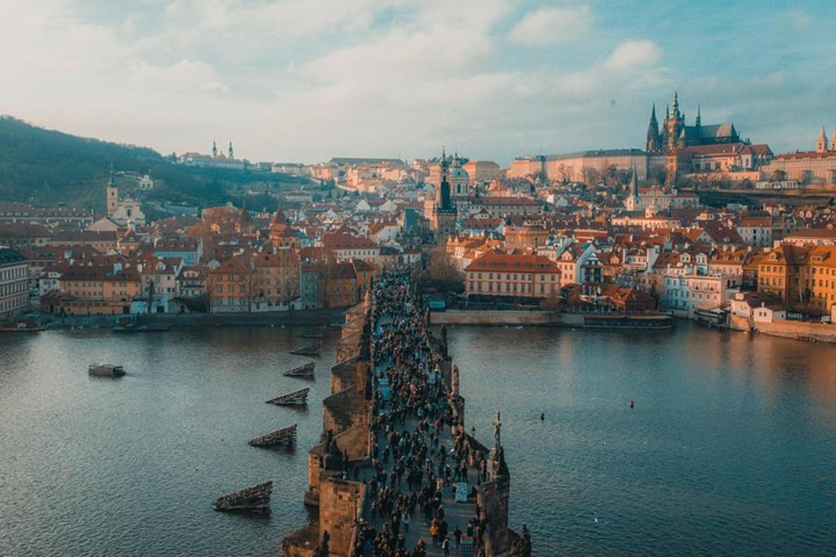 pohled na město s řekou a budovami