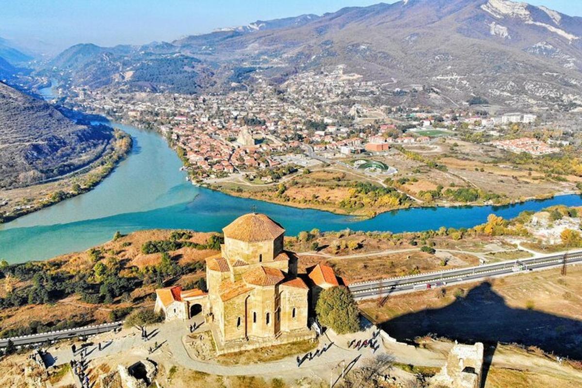 zračni pogled na mesto ob reki