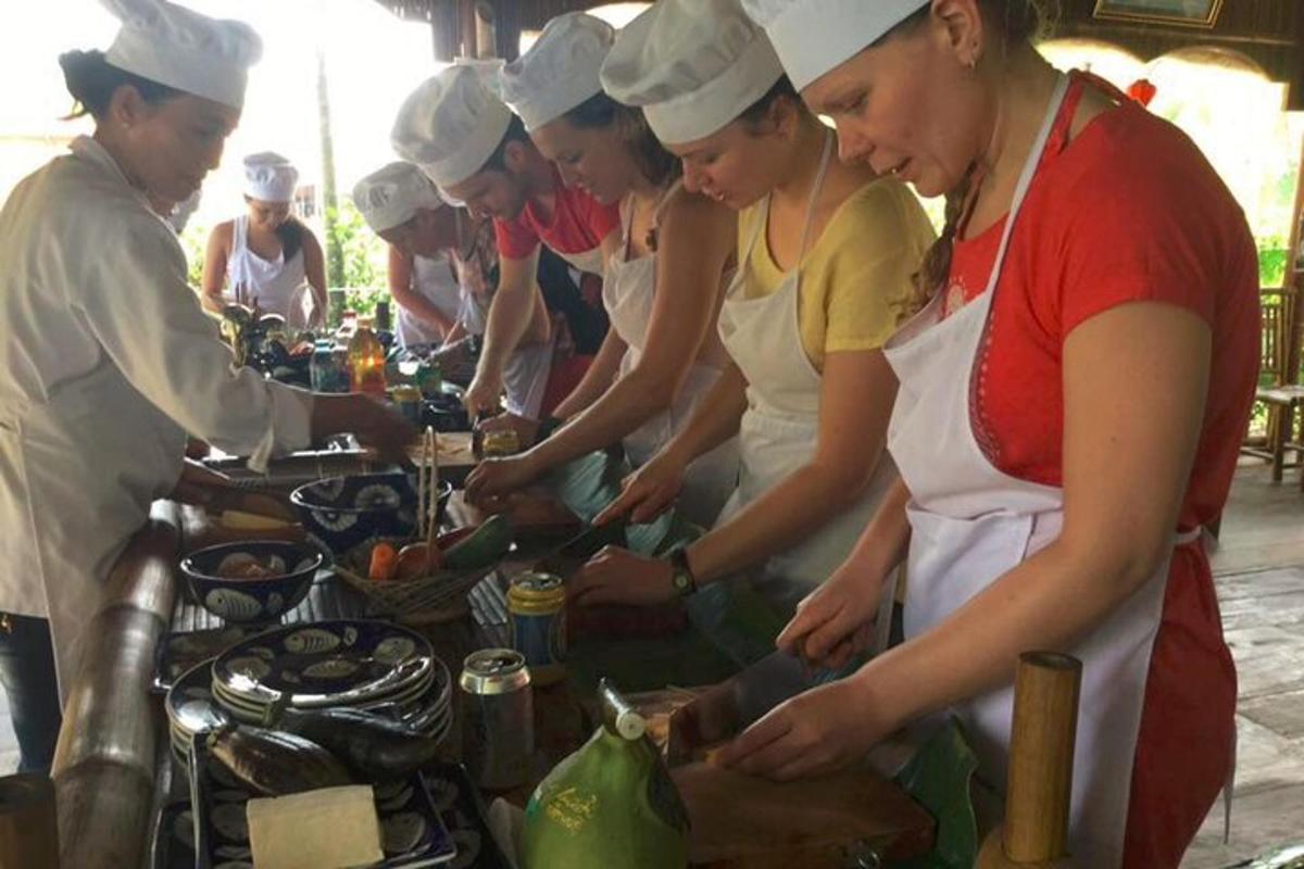un grup de oameni care pregătesc mâncarea într-o bucătărie