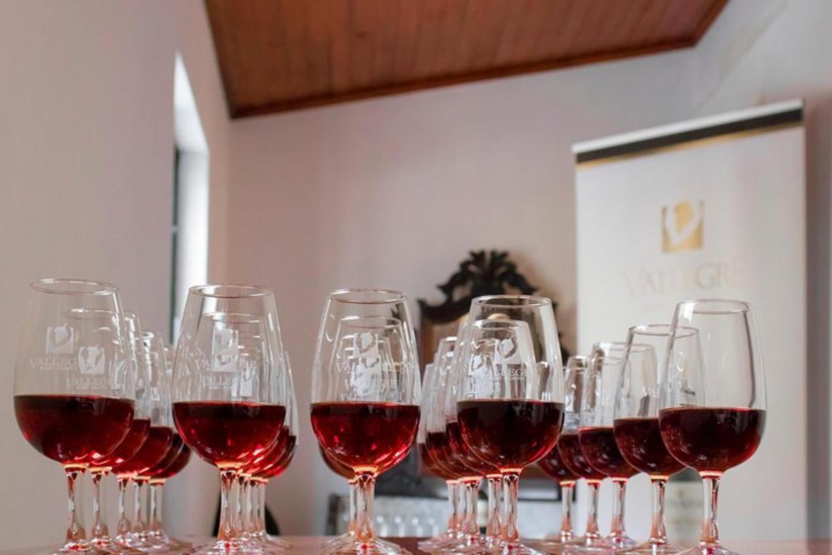Una fila de copas de vino sobre una mesa