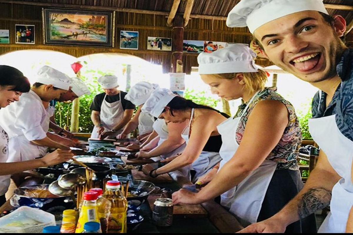 un grup de xefs preparant menjar a la cuina