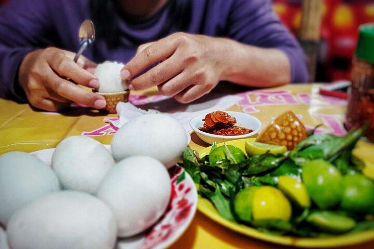 uma pessoa sentada à mesa com ovos e vegetais
