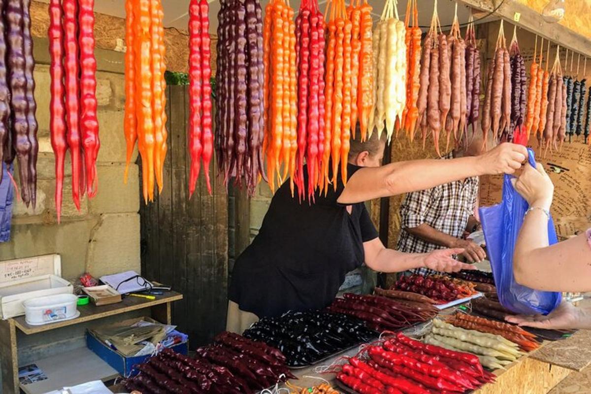 moški, ki stoji na tržnici s kupom mesa