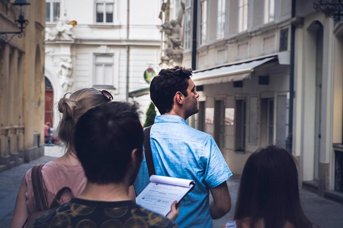 un grup de oameni care merg pe o stradă