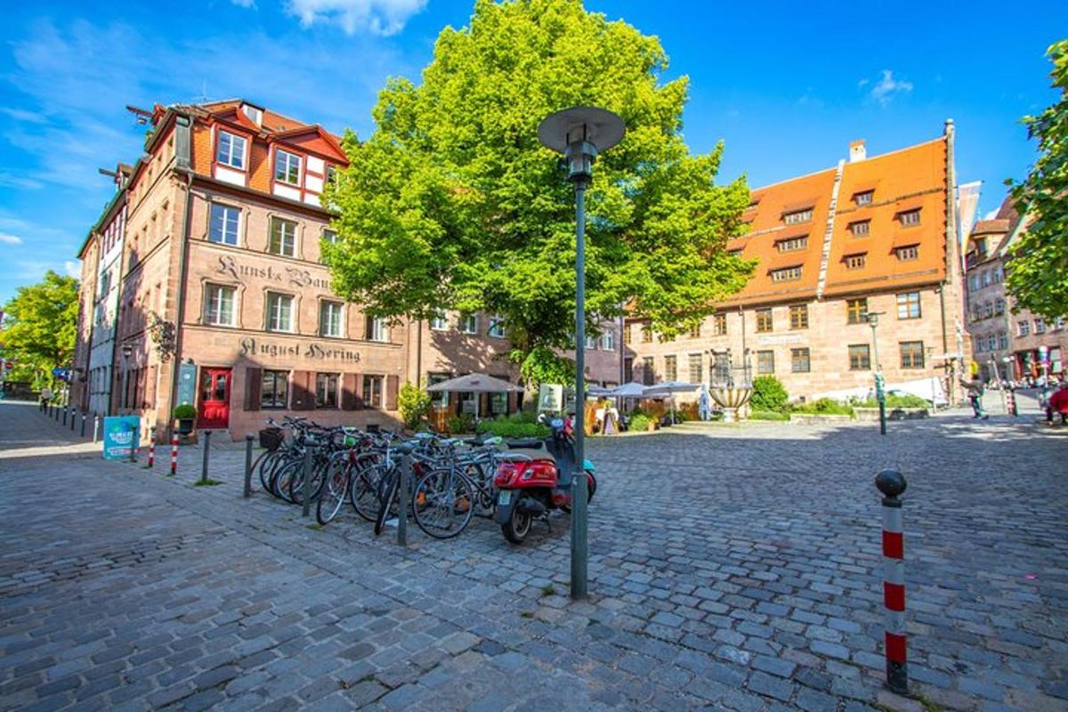 egy csoport bicikli parkolva egy épületekkel teli utca mellett