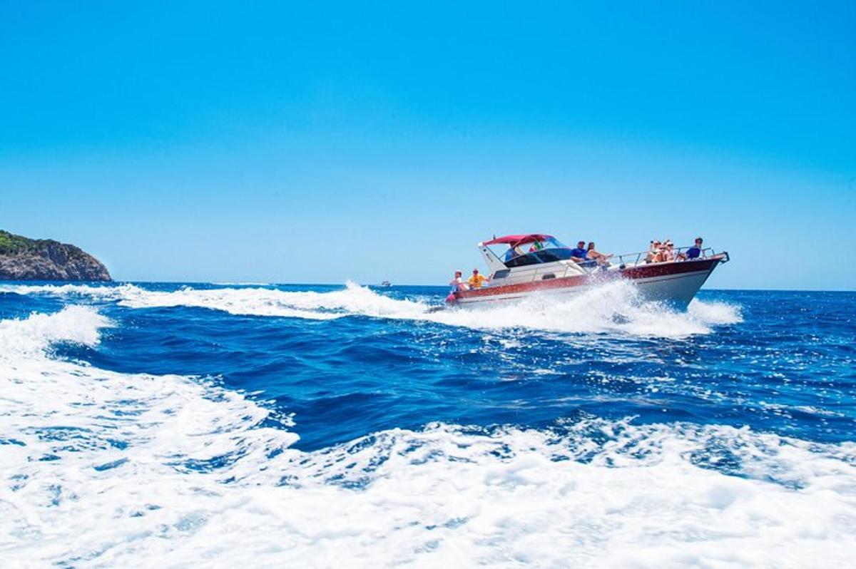 Grupa ludzi na łodzi na oceanie