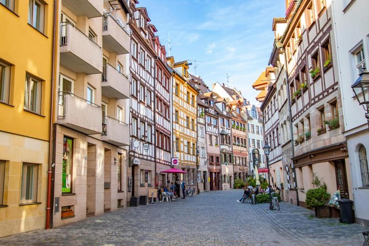 una strada vuota in una città con edifici