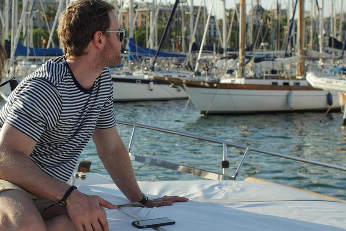 un uomo seduto su una barca in acqua