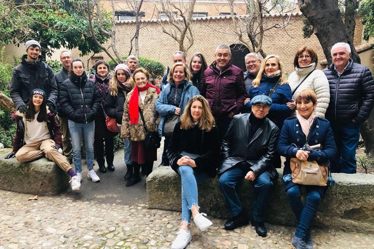 een groep mensen die poseren voor een foto
