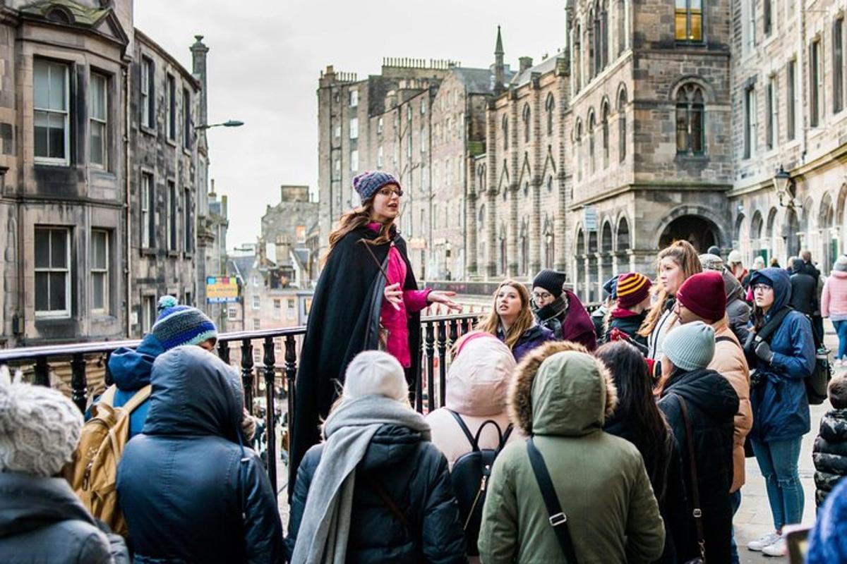 una dona dempeus davant d'una multitud de gent