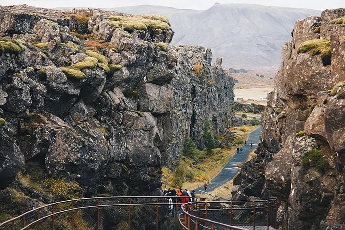 Un grupo de personas caminando por un puente en una montaña.