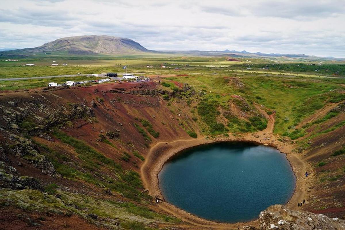 Una vista aérea de un lago en medio de un campo.