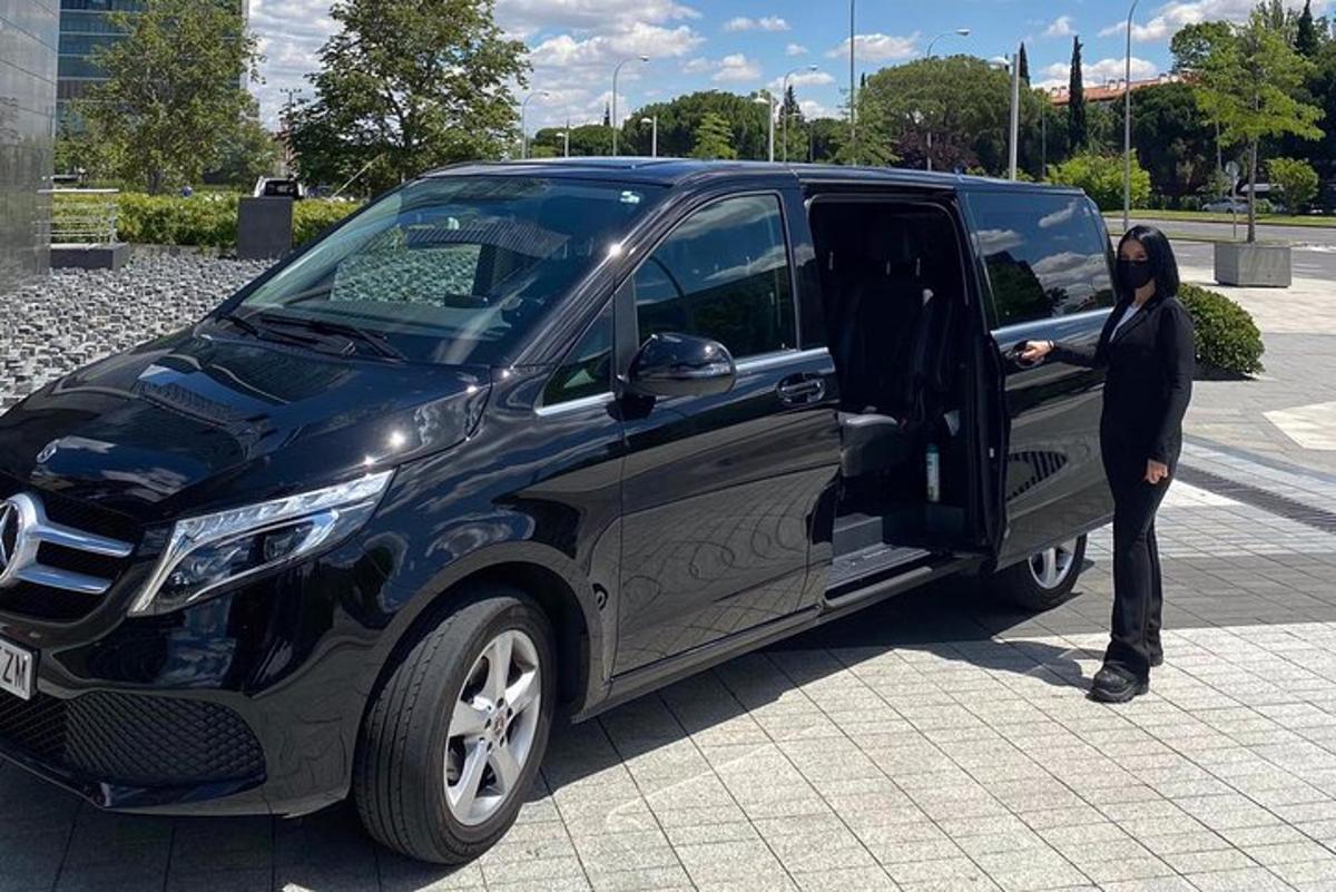seorang wanita masuk ke dalam mobil van hitam