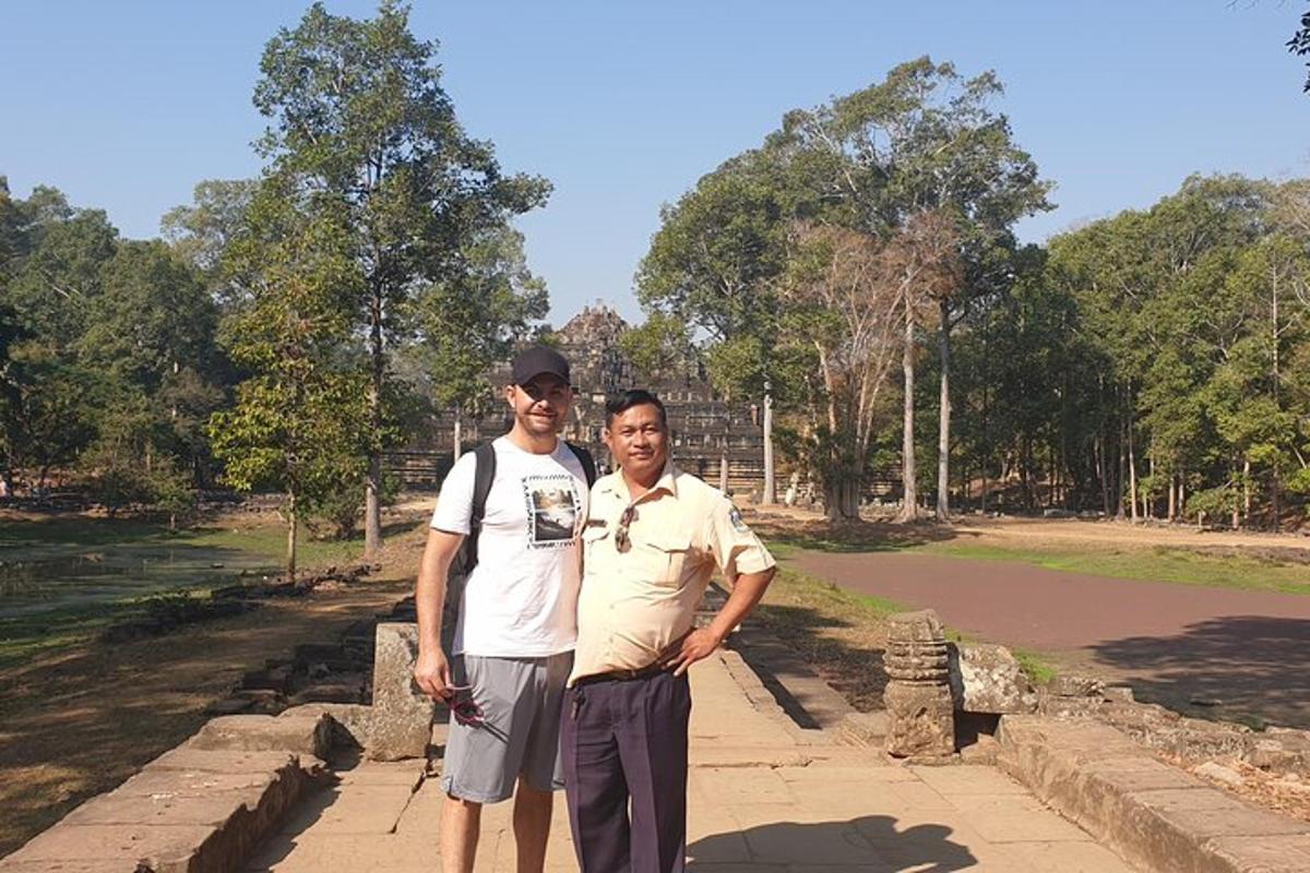 Dos hombres de pie en un muro de un parque.
