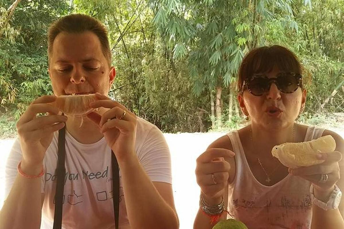 muž a žena držící v rukou jídlo