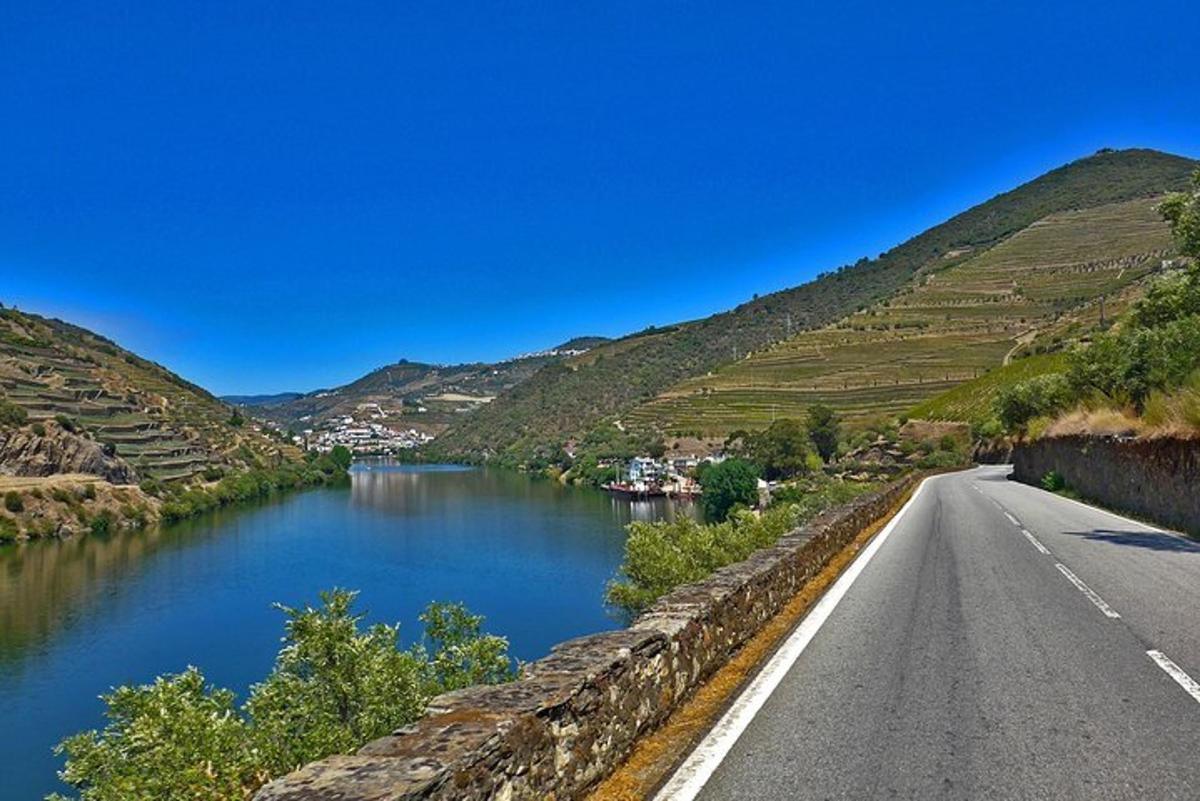 una strada accanto a un fiume accanto a una valle