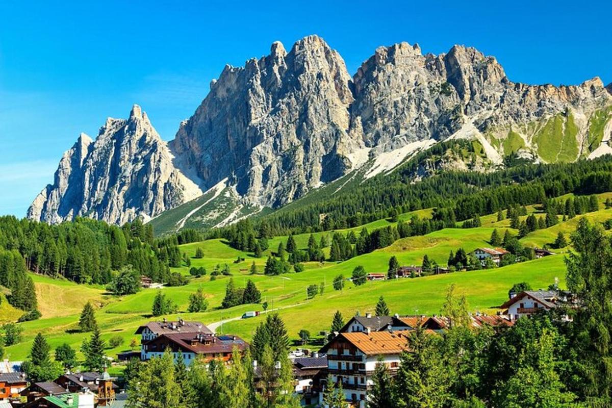 un pueblo frente a una cordillera