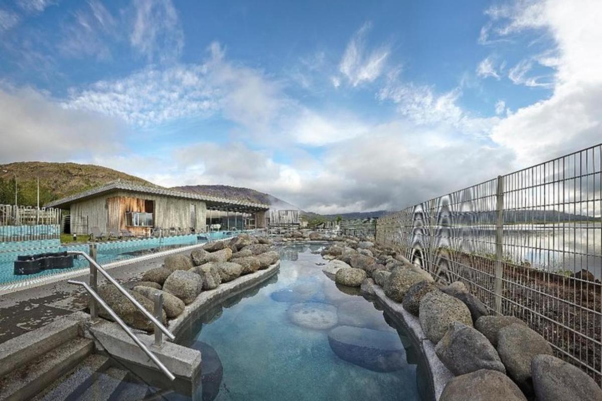 una piscina con rocce nell'acqua