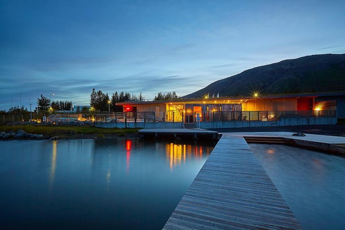 un edificio con un molo in mezzo a un lago