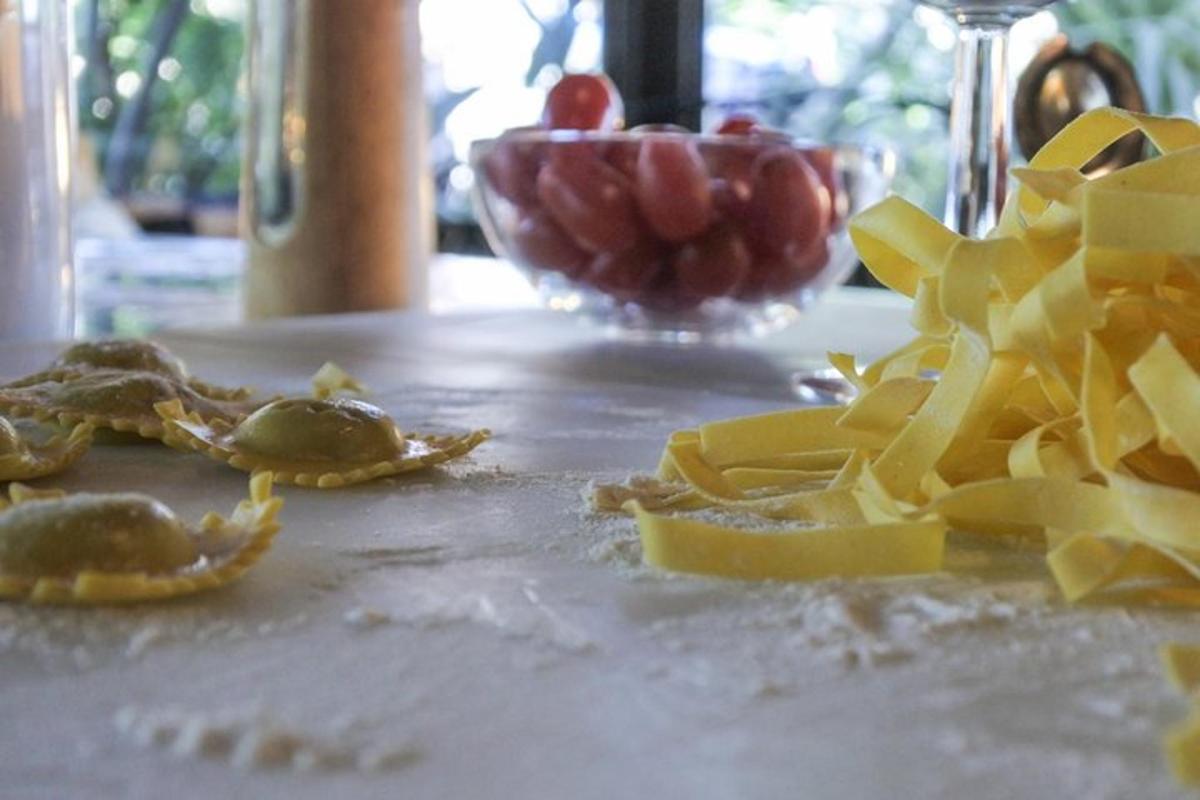 一张桌子上放着奶酪、一只螃蟹和一碗食物
