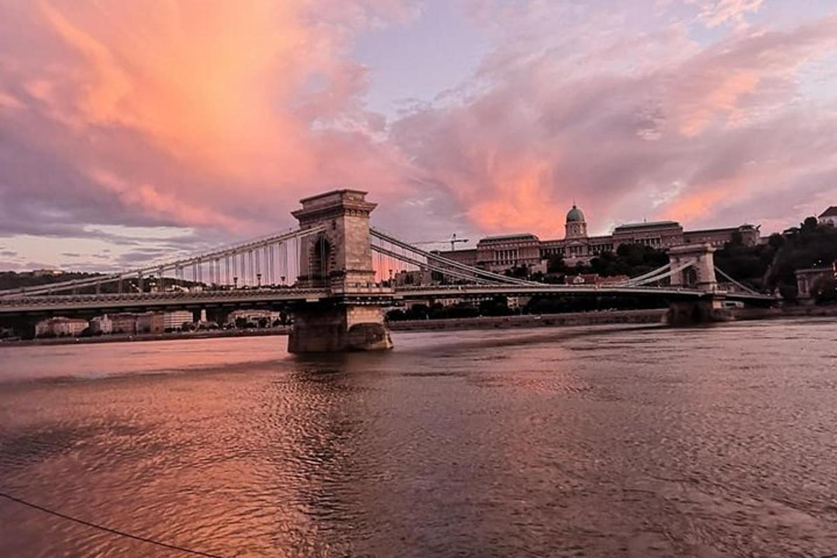 egy híd egy folyó felett felhős égbolton