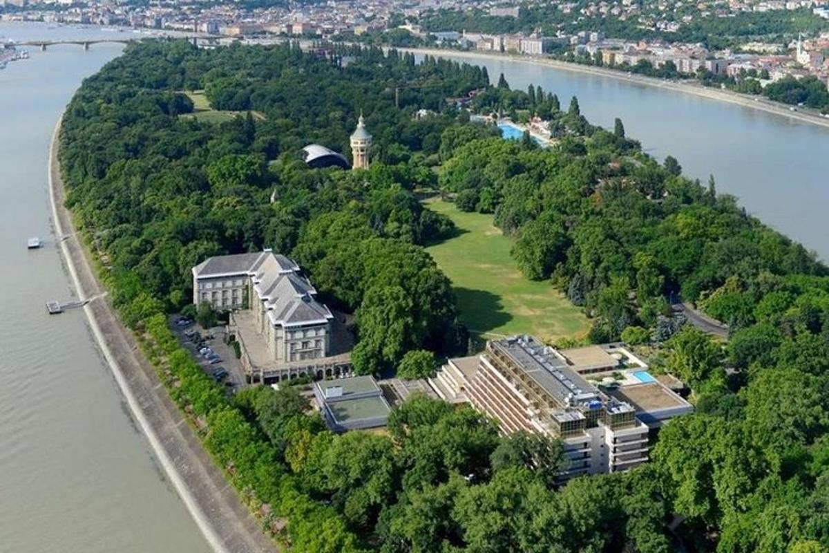 egy nagy ház egy szigeten a vízben