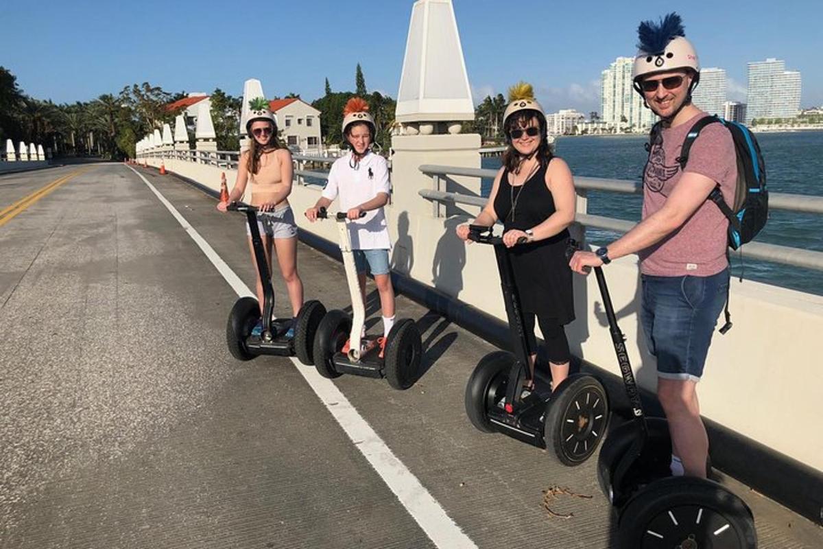grupp inimesi, kes sõidavad sillal segwaydega