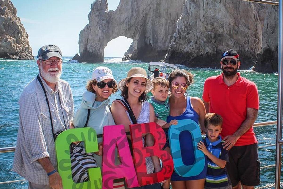 un gruppo di persone su una barca nell'oceano