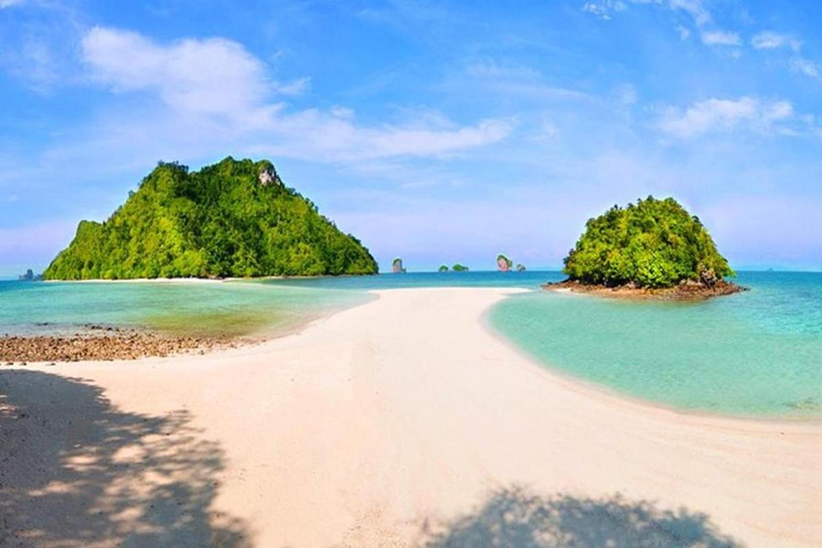 uma praia com duas ilhas na água
