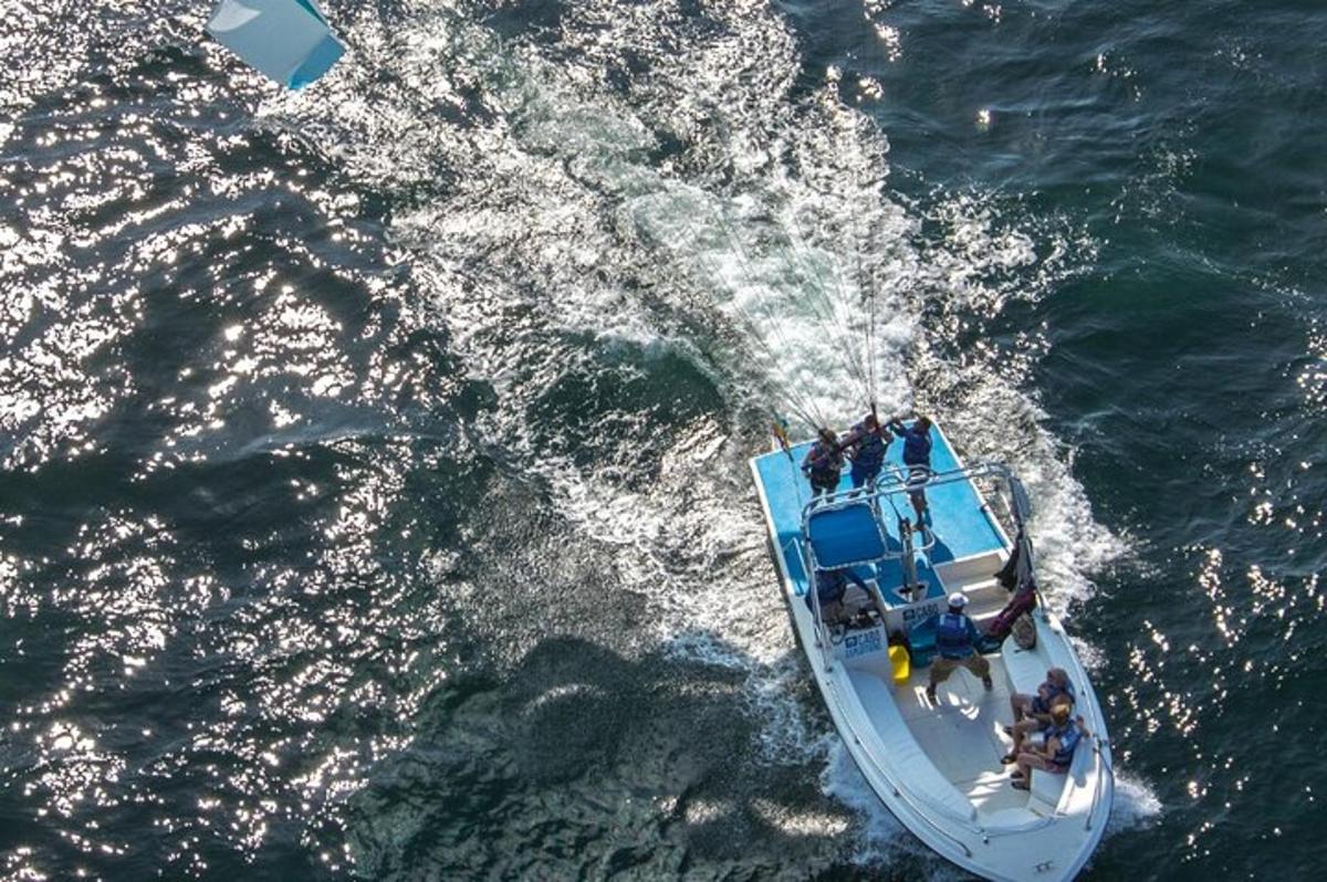 uma visão aérea de um barco na água