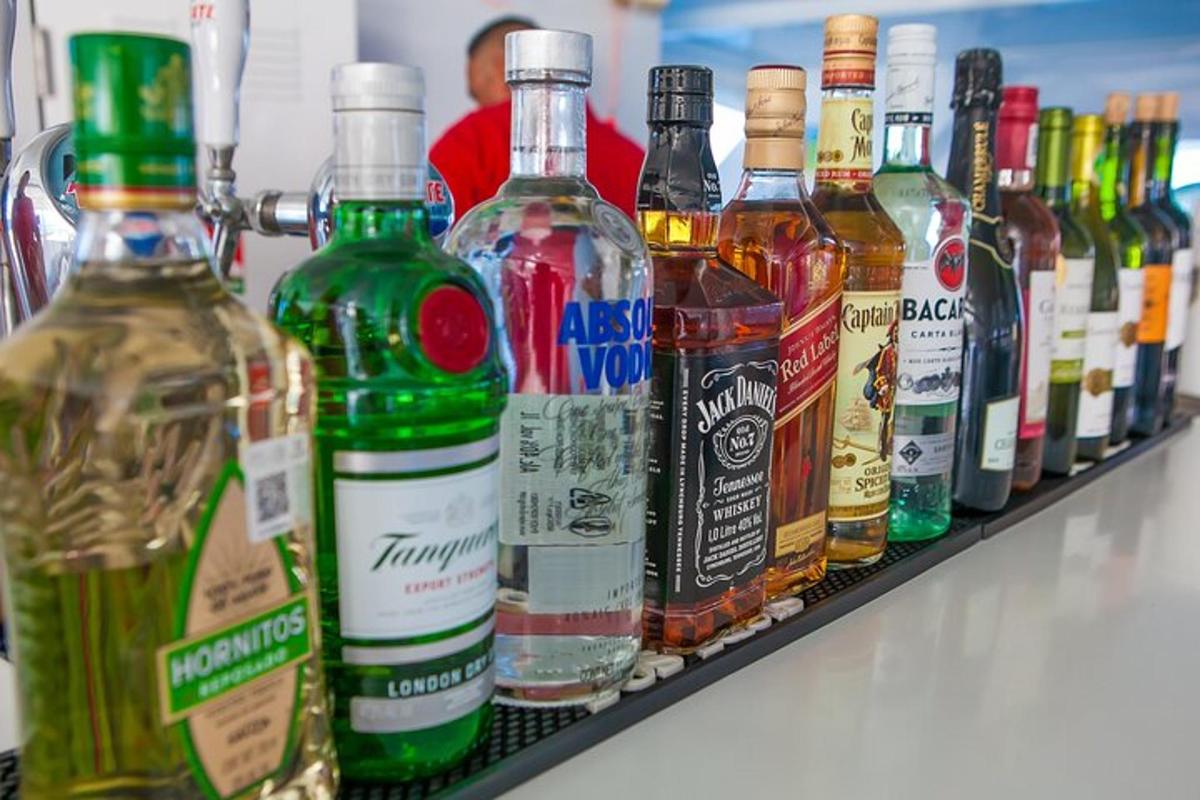 rad fliaš s alkoholom na poličke