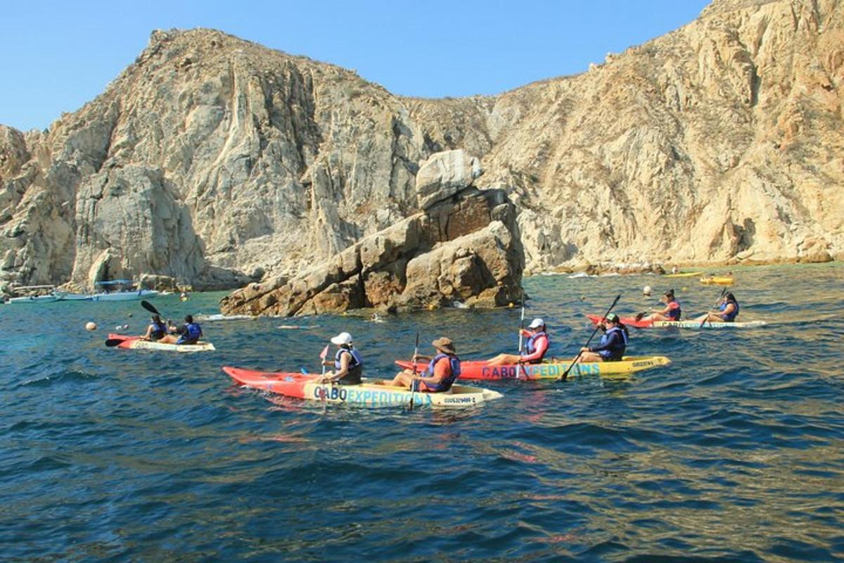 un gruppo di persone in kayak in acqua