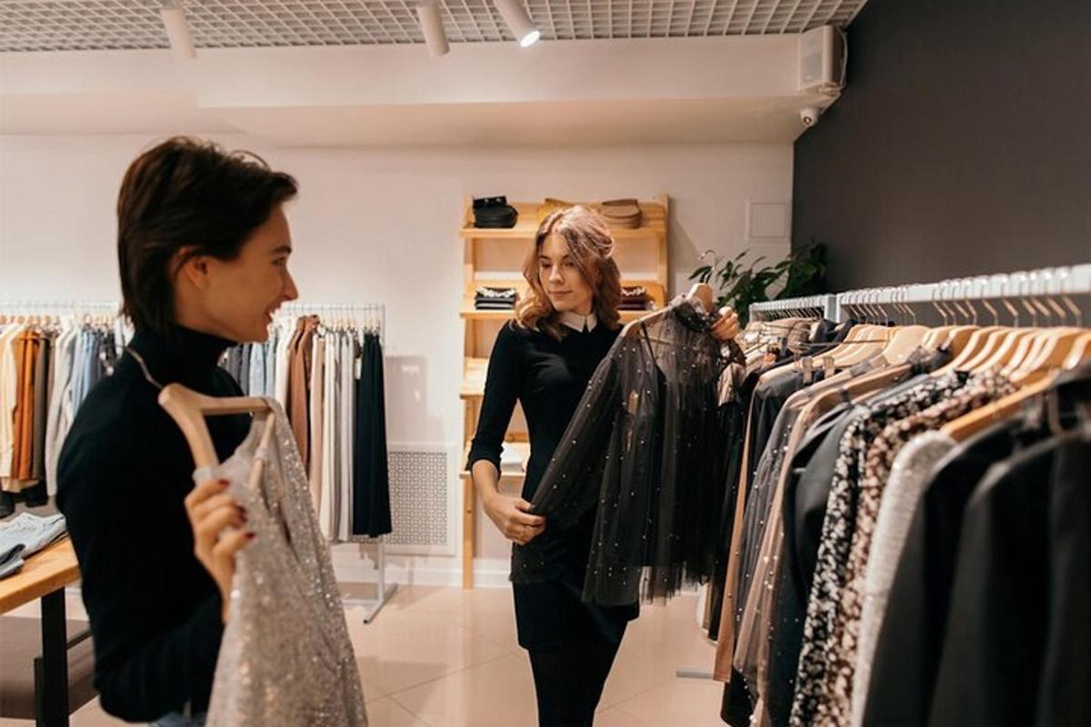 duas mulheres olhando roupas em uma loja de roupas