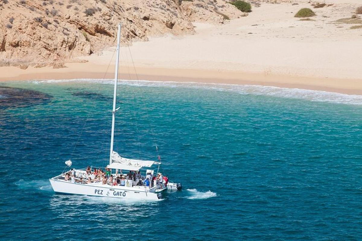 група хора на лодка във водата