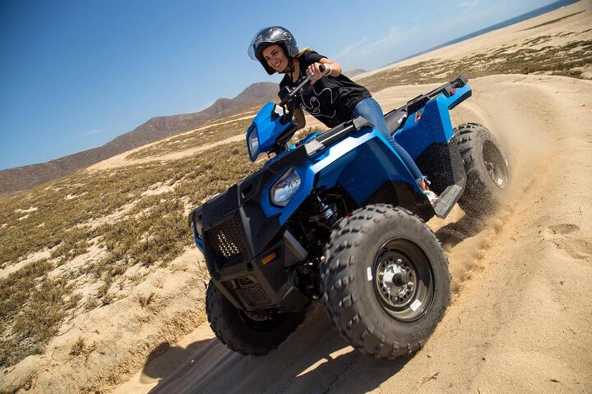 seseorang yang menaiki atv di jalan tanah