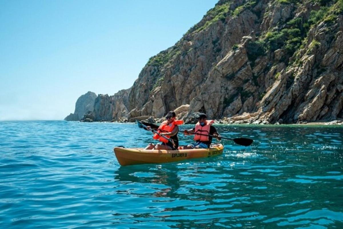 due persone in kayak in acqua vicino a una montagna