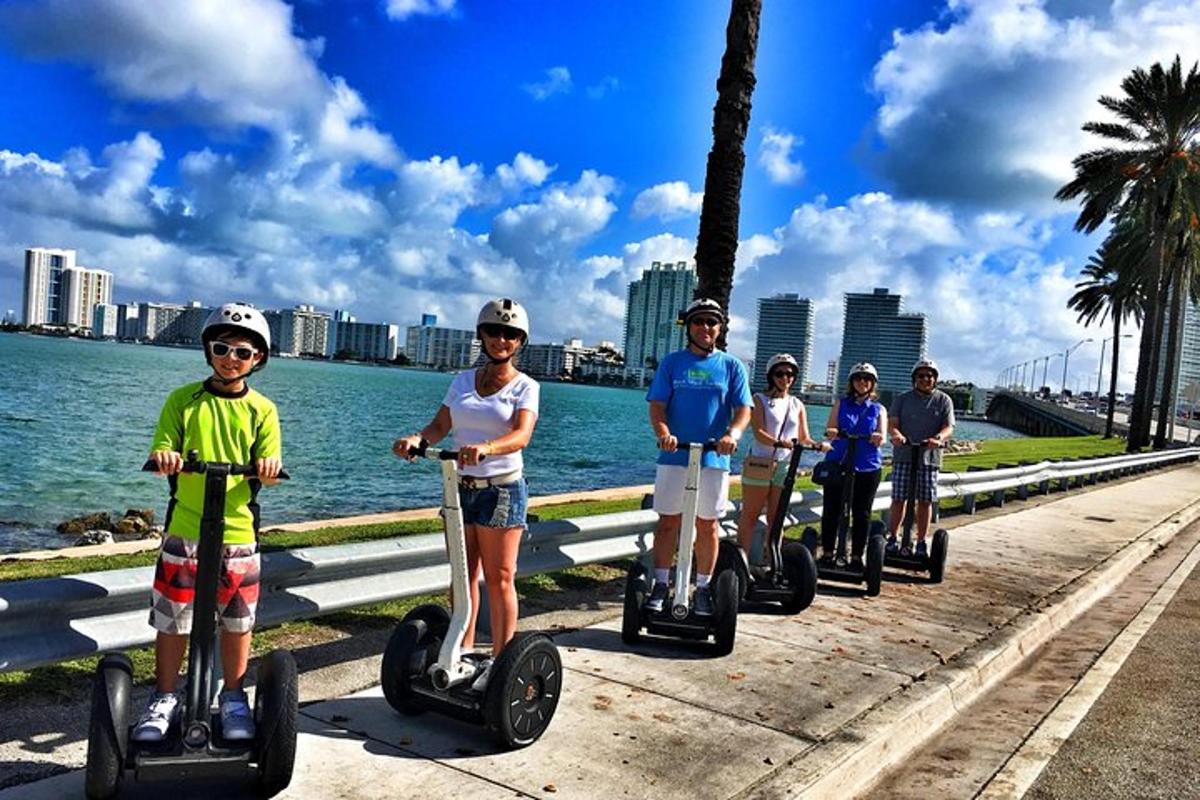 một nhóm người đi xe segway dọc bờ nước