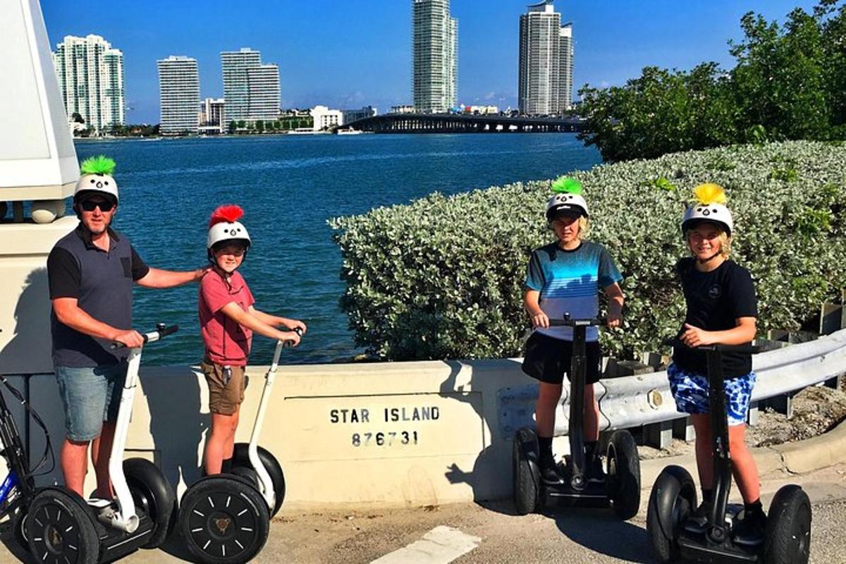 một nhóm người đi xe segway dọc bờ nước