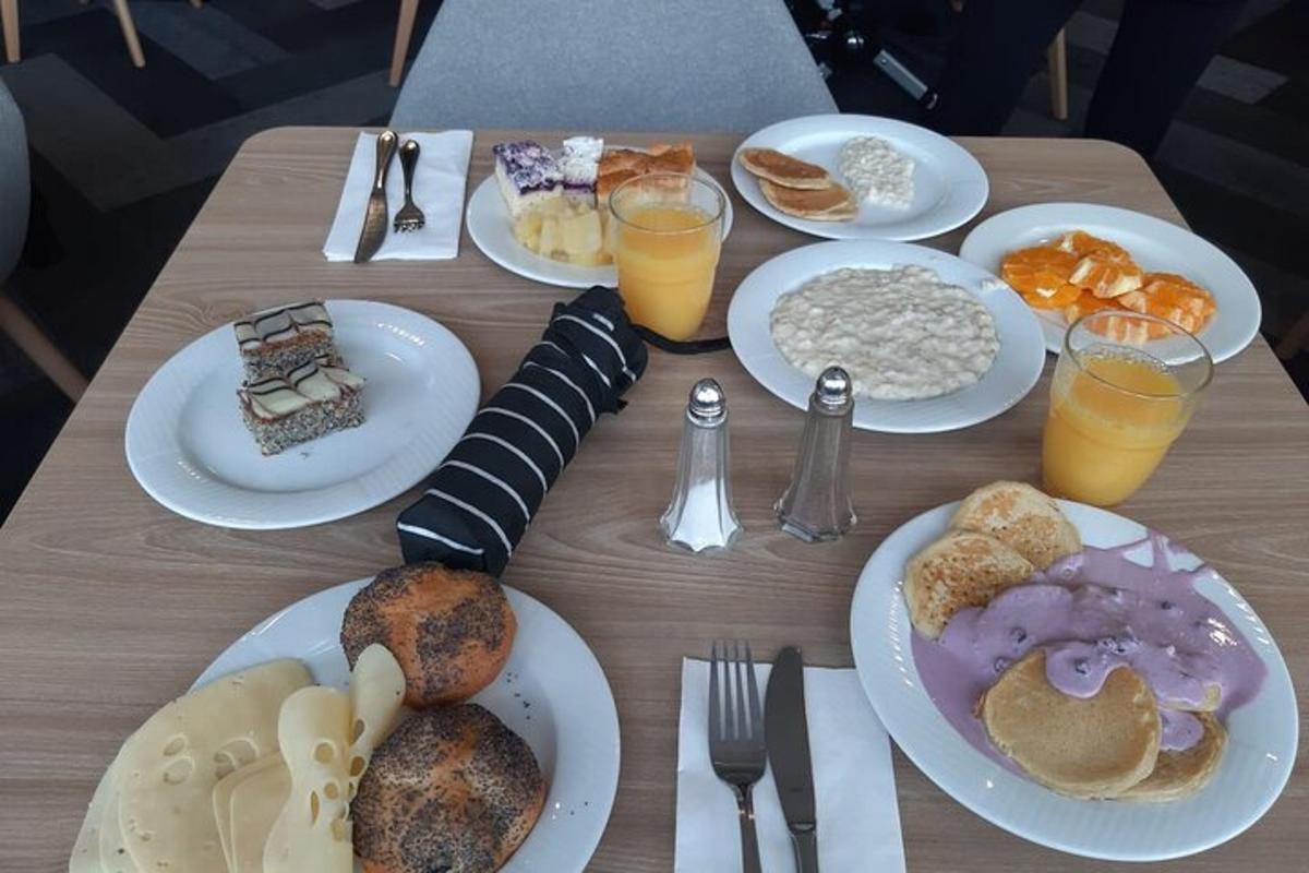 dřevěný stůl s talíři jídla a pití